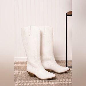 Fortune Dynamic Embroidered Pointed-Toe Cowboy Boots in White